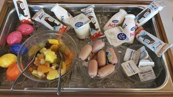 Una bandeja con hielo, aperitivos variados y productos lácteos.