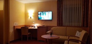 Superior Double Room | In-room safe, desk, blackout curtains, iron/ironing board - Hotel Fröhlich (Kaiserslautern)