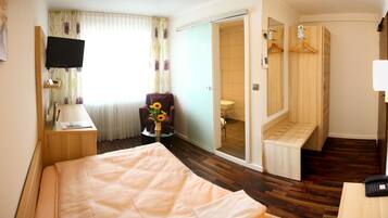 Comfort-Einzelzimmer | Zimmersafe, Schreibtisch, Verdunkelungsvorhänge, Bügeleisen/Bügelbrett