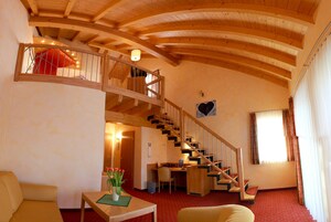 Comfort Suite | In-room safe, desk, blackout drapes, iron/ironing board