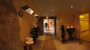 A spa room with a large bathtub, wooden walls, and a small Christmas tree. - Hotel Fröhlich (Kaiserslautern)