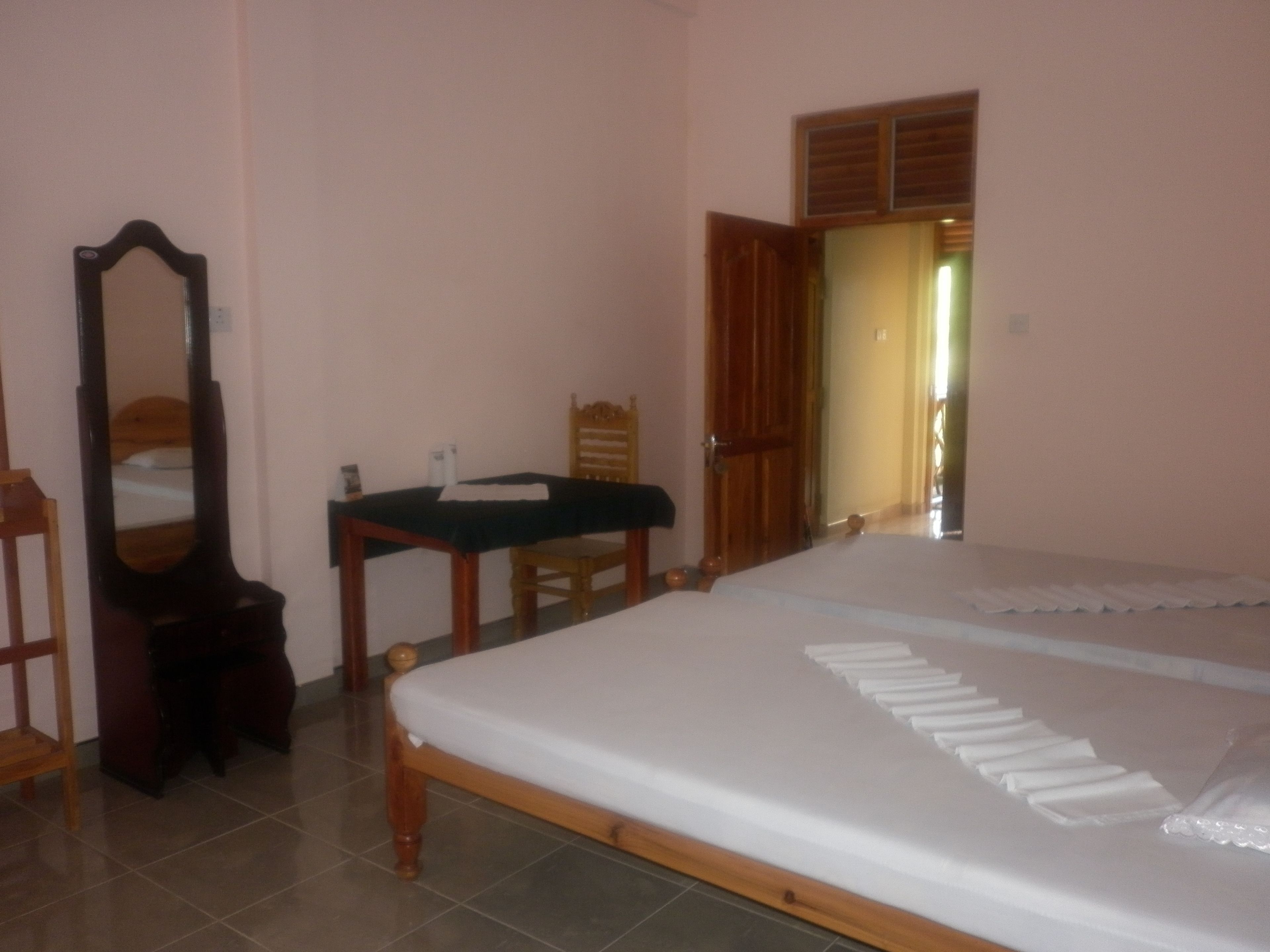 デスク、可動式ベッド、WiFi (無料)、ベッドシーツ