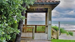 Un belvédère en bois offrant une vue sur l’océan.