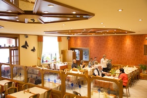 S'hi serveixen dinars, sopars i plats de cuina regional