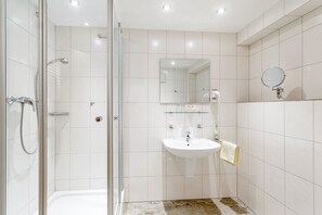 Desk, blackout drapes, iron/ironing board, free WiFi - Zur Neroburg (Neroth)
