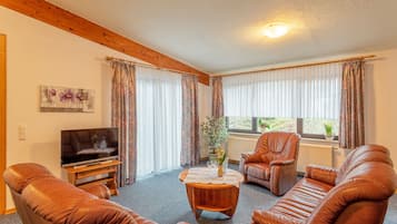 Apartment | Desk, blackout drapes, iron/ironing board, free WiFi