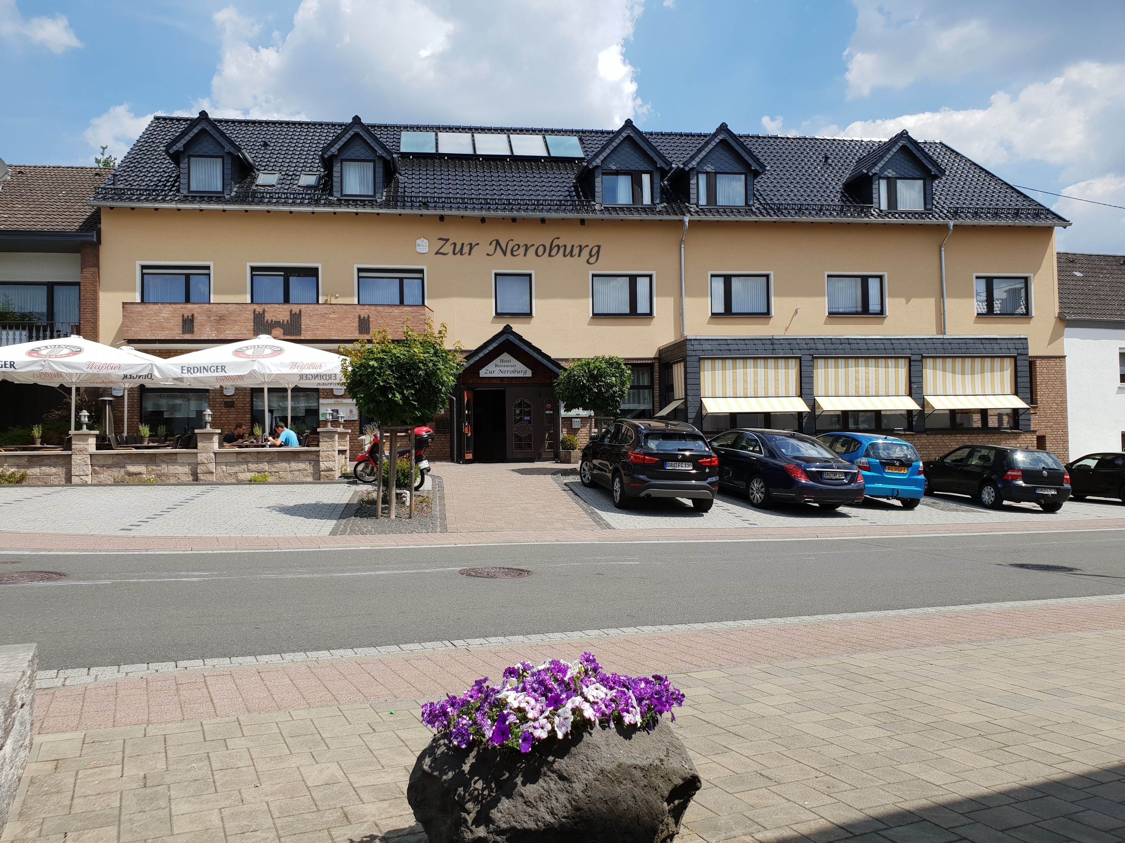 A building with a sign reading "Zur Neoburg".