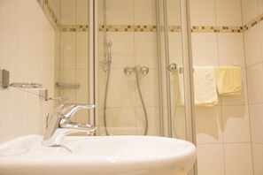 Shower, rainfall showerhead, free toiletries, hair dryer