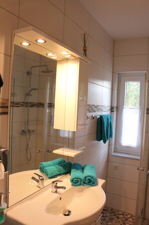 Romantic House, Multiple Beds, Garden View | Bathroom | Shower, rainfall showerhead, free toiletries, hair dryer - Haus Elbromantik (Sandau)