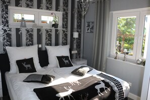 บ้านพักโรแมนติก, หลายเตียง, วิวสวน | 2 ห้องนอน, ตู้นิรภัยในห้องพัก, ห้องพักตกแต่งอย่างมีเอกลักษณ์