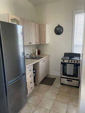 Réfrigérateur, four à micro-ondes, un four, surface de cuisson