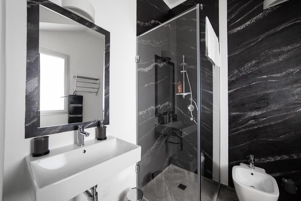 Habitación doble | Baño | Regadera, regadera tipo lluvia, amenidades de baño gratuitas 