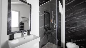 Habitación doble | Baño | Regadera, regadera tipo lluvia, amenidades de baño gratuitas