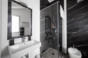 Camera doppia | Bagno | Doccia, soffione a pioggia, set di cortesia gratuito, asciugacapelli