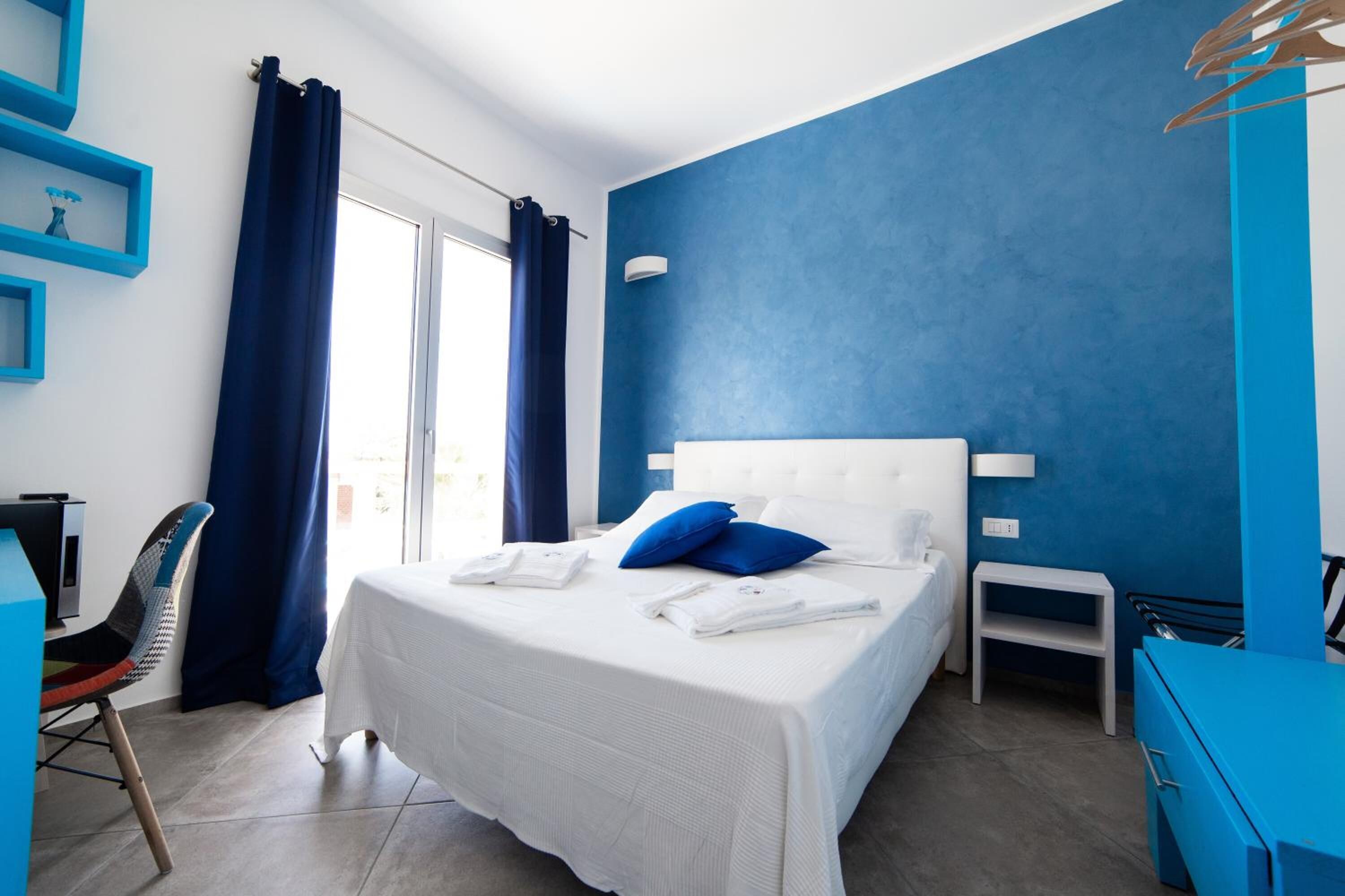 Minibar, una scrivania, tende oscuranti, Wi-Fi gratuito