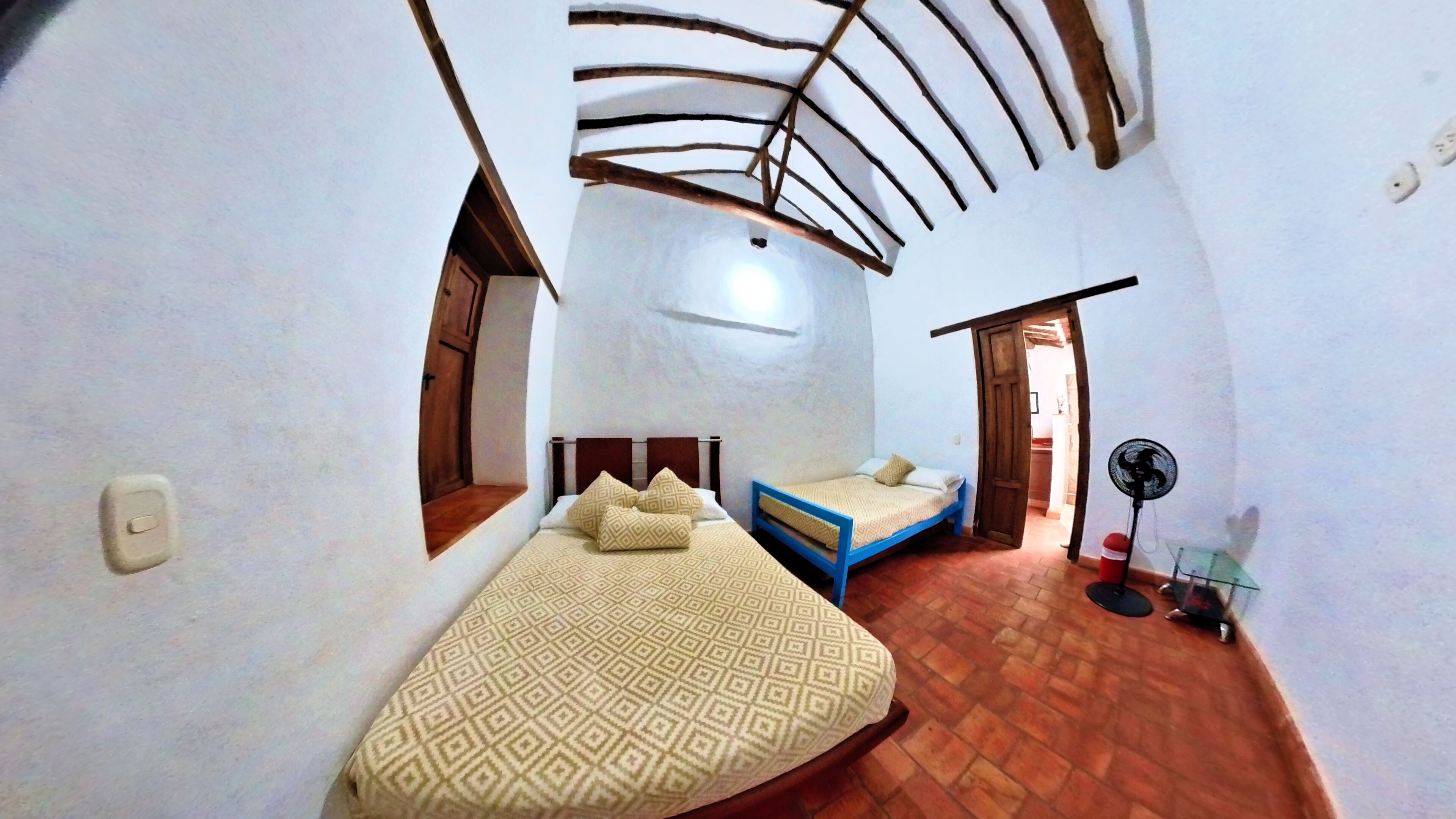 Tabla de planchar con plancha y ropa de cama 