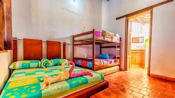 家庭四人房, 1 間臥室, 私人浴室, 池畔 (5 Beds) | 熨斗/熨衣板、床單