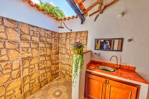 Dusche, Regendusche, Designer-Toilettenartikel, Handtücher