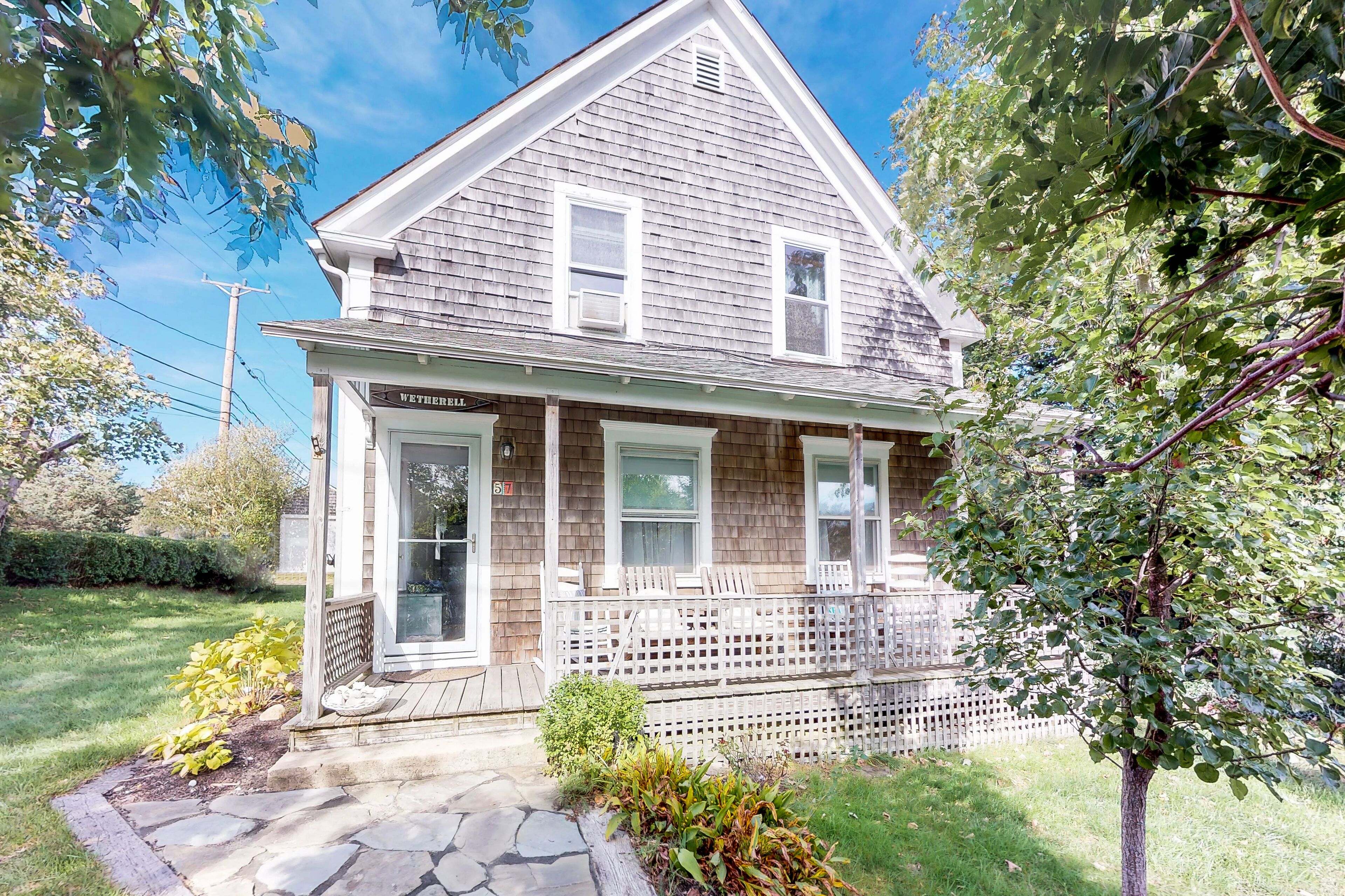 Serene home with backyard barbecue area - bike to Arts District, 1 mile to beach
