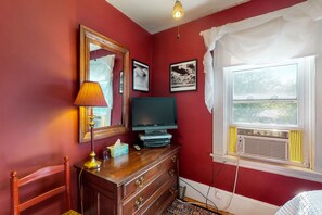 4 bedrooms, iron/ironing board, internet, bed sheets