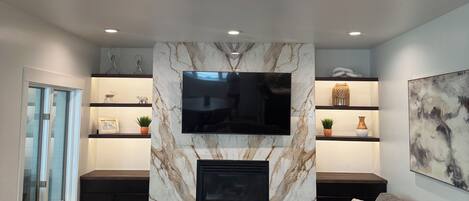 TV connectée, cheminée, lecteur de DVD