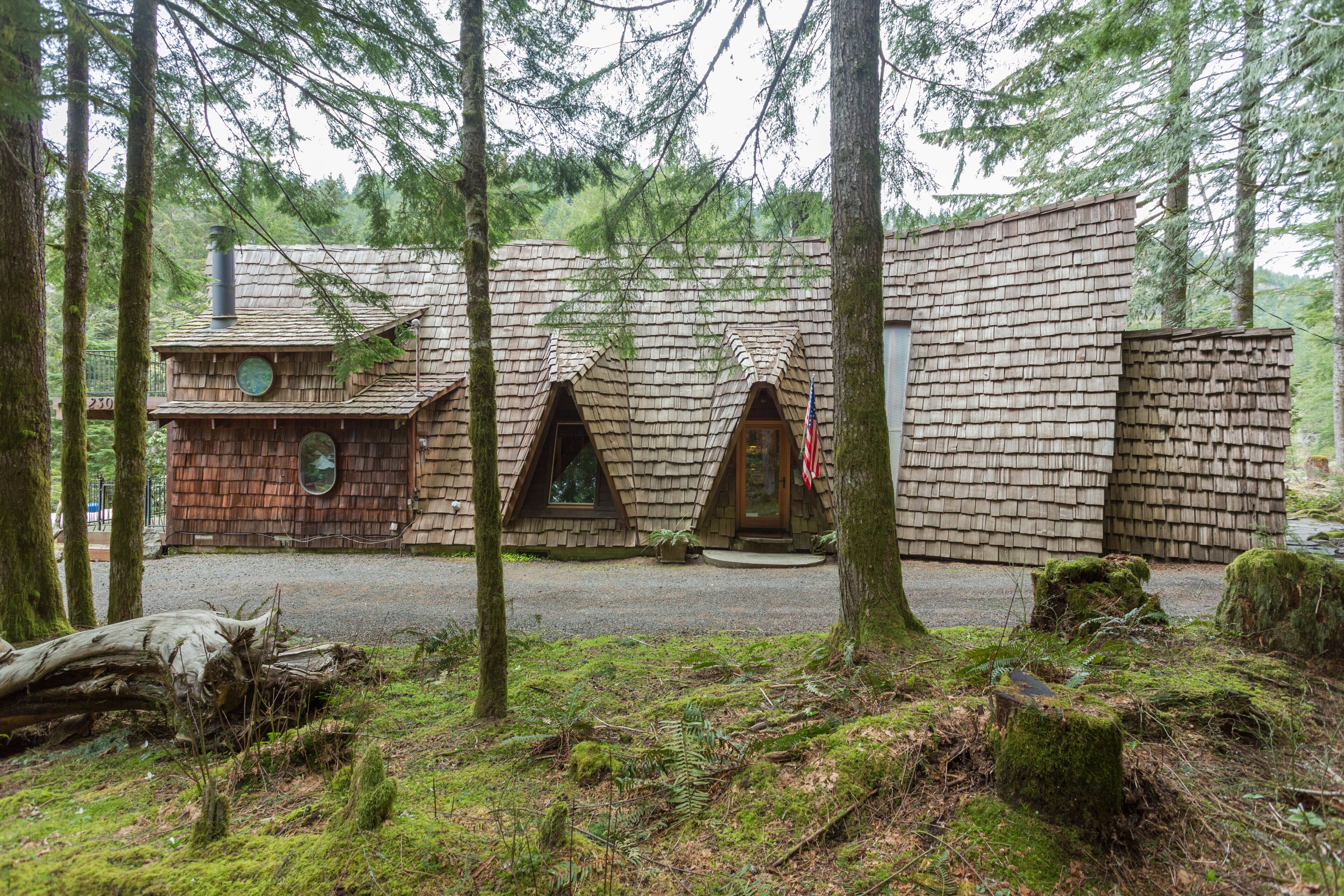 Riversong Cabin on the Sandy River. Huge deck with outdoor fireplace and bbq.