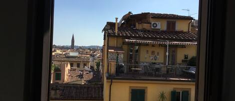 施設の正面 (日没後)