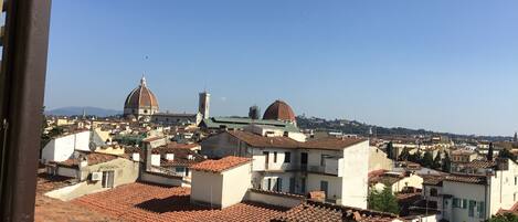 Façana frontal de l'allotjament (vespre/nit)