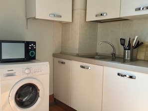 Refrigerador con freezer, microondas, horno, placa de cocina