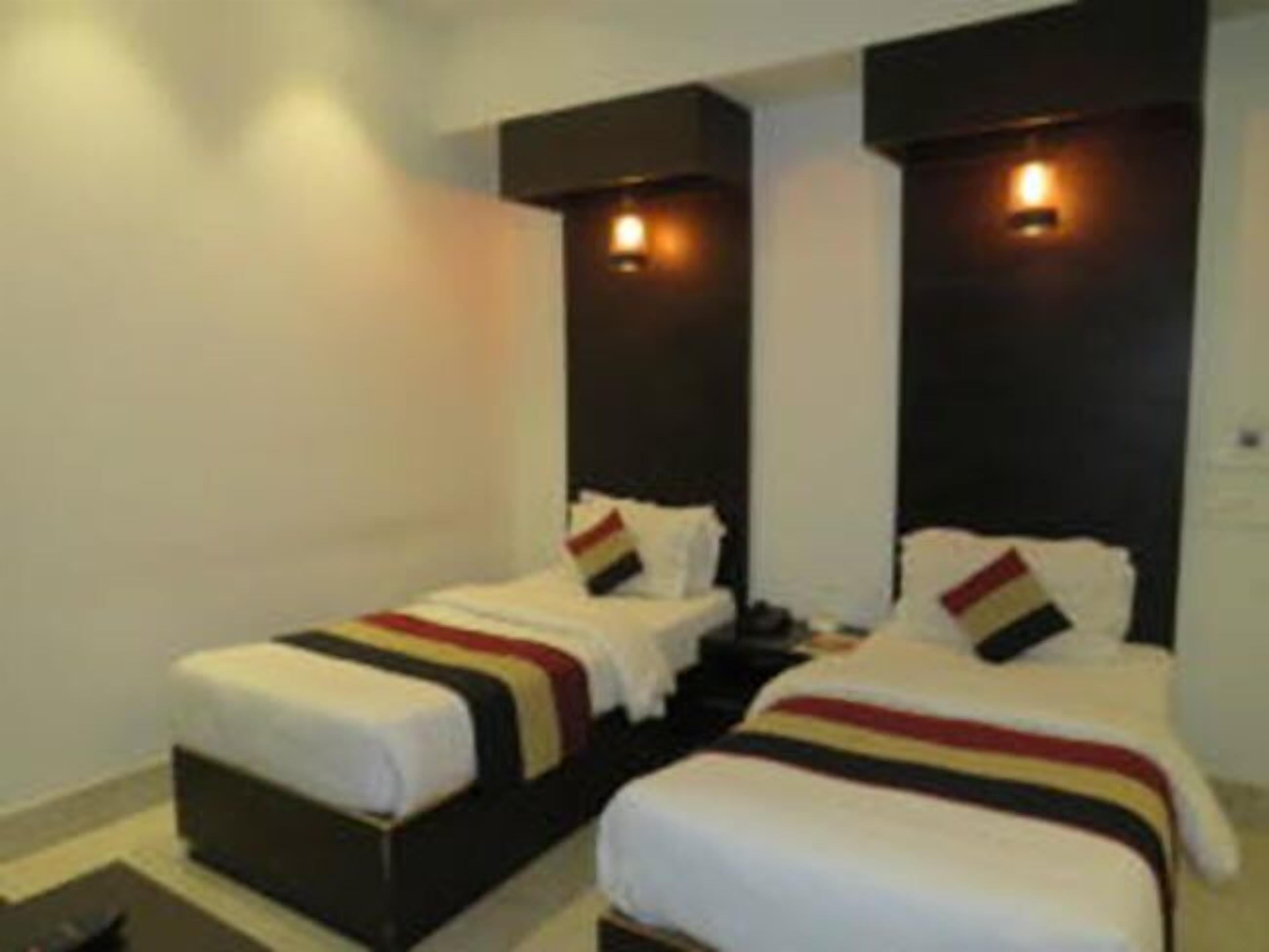 basic double or twin room, multiple beds, non smoking | individually decorated, individually furnished, desk, blackout curtains