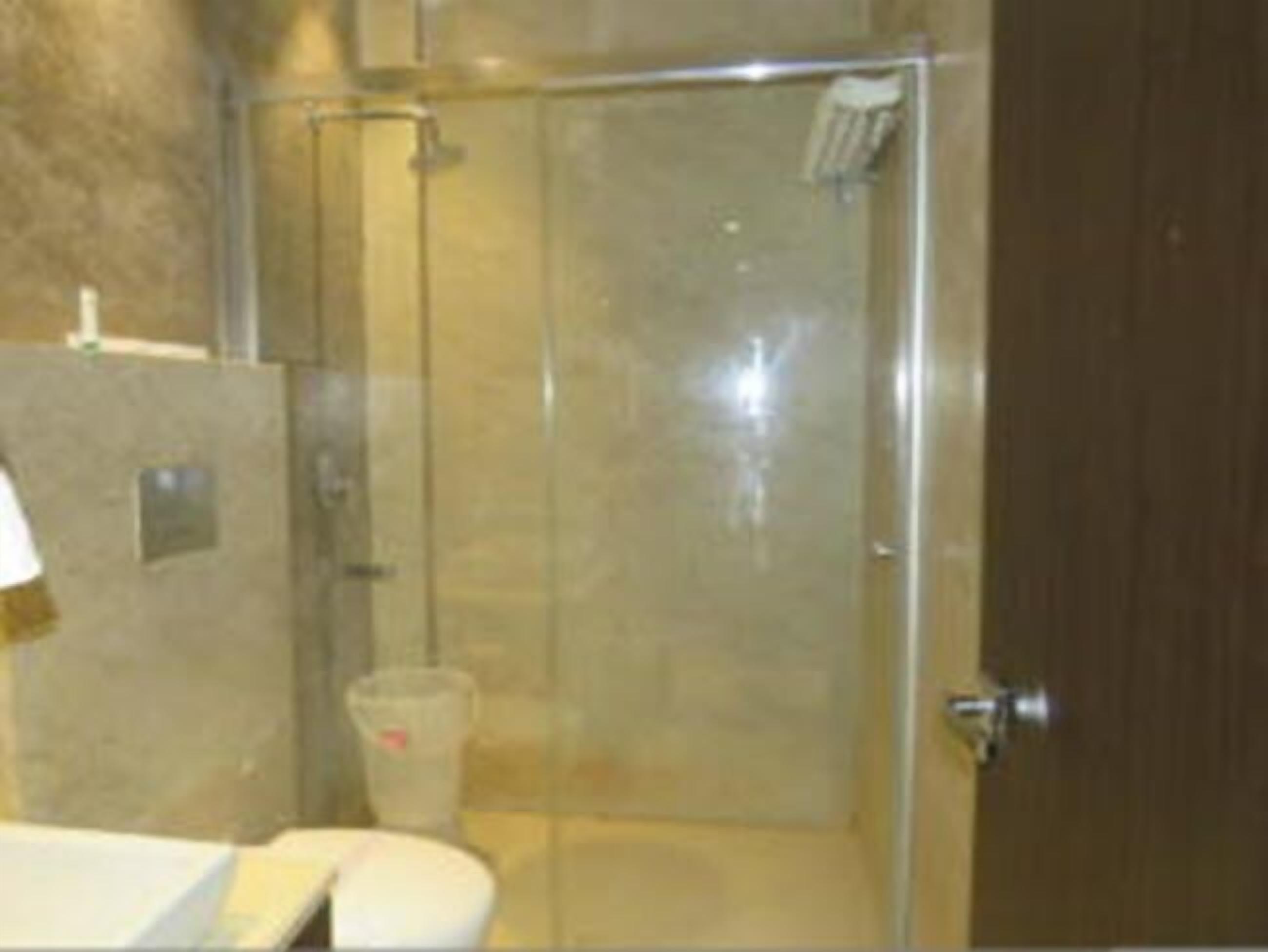 basic double or twin room, multiple beds, non smoking | bathroom | shower, free toiletries, slippers, towels