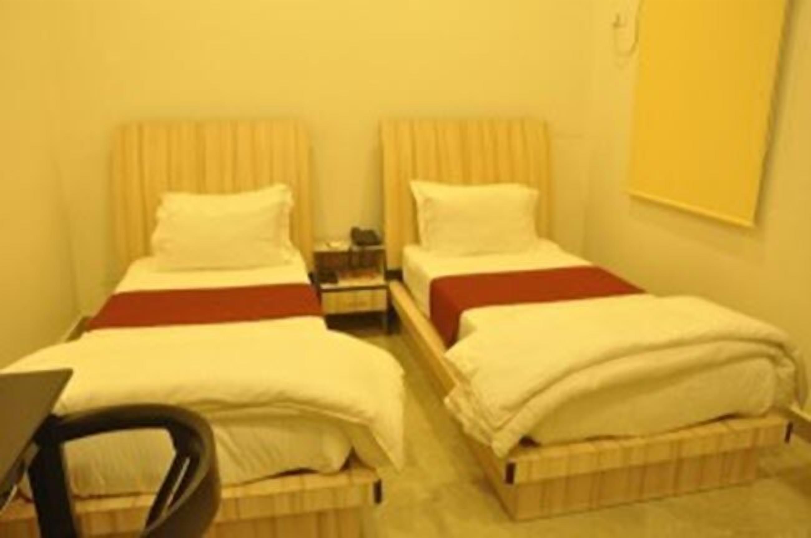 basic double or twin room, multiple beds, non smoking | individually decorated, individually furnished, desk, blackout curtains