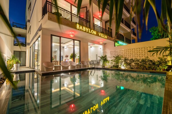 Outdoor pool, sun loungers - Babylon Hoi An Central Villa (Da Nang)