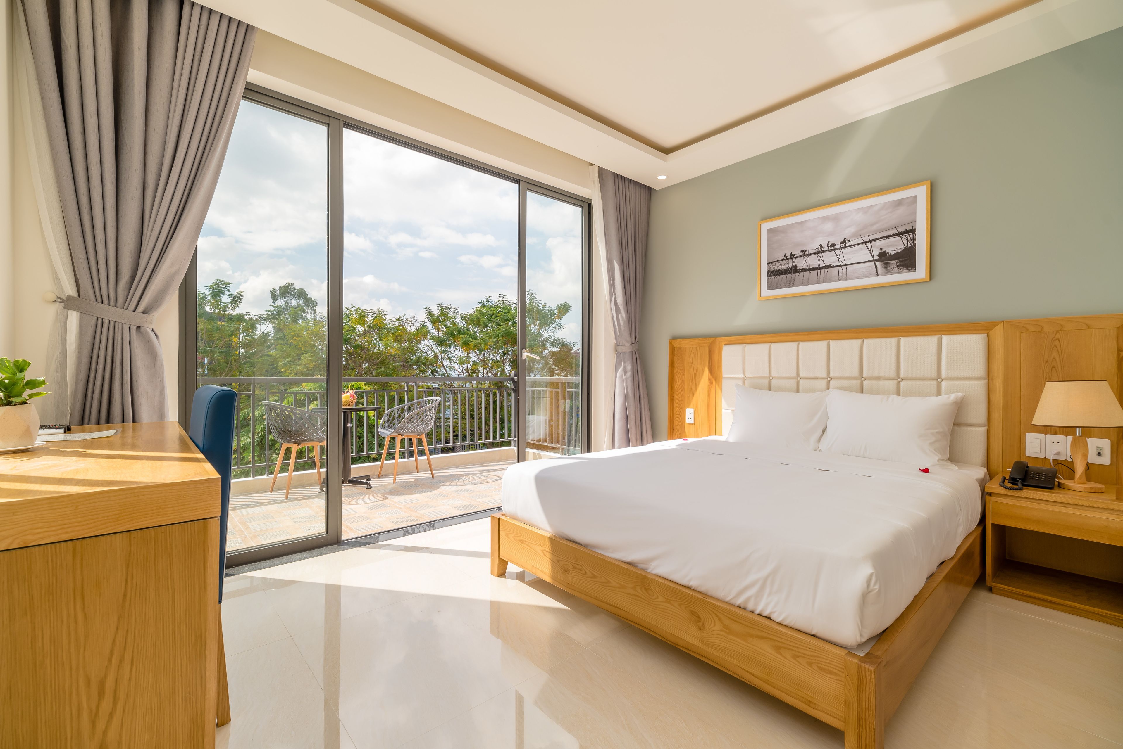 Superior Room, 1 King Bed | Premium bedding, minibar, in-room safe, desk