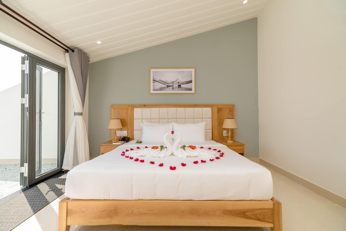 Luxury Double Room | 1 bedroom, premium bedding, minibar, in-room safe