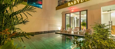 Outdoor pool, pool loungers