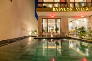 Outdoor pool, pool loungers - Babylon Hoi An Central Villa (Da Nang)
