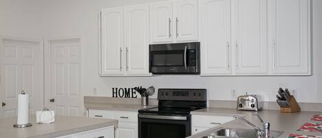 Een koelkast, een microgolfoven, een oven, een kookplaat