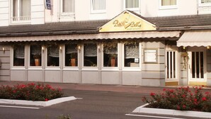 A building with a sign for 'Hotel Niedere' and a storefront named 'Pommer'. - Hotel Niederée (Bad Breisig)