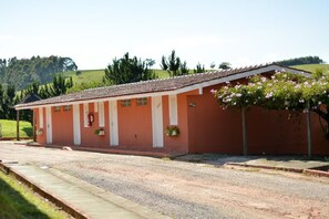 Vista frontal de la propiedad