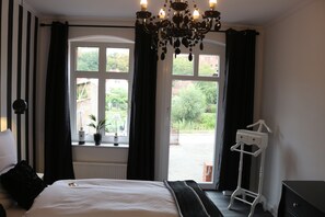 Comfort Condo, 1 Bedroom, City View, Ground Floor | Individually decorated, individually furnished, laptop workspace - Haus Dompanorama-Kleines Ferienloft (Havelberg)