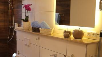 Comfort Condo, 1 Bedroom, City View, Ground Floor | Bathroom | Shower, rainfall showerhead, free toiletries, hair dryer