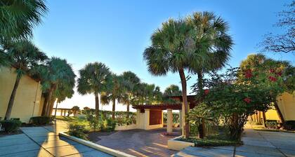 Viihtyisä yhden makuuhuoneen Lakefront Villa lähellä nähtävyyksiä.