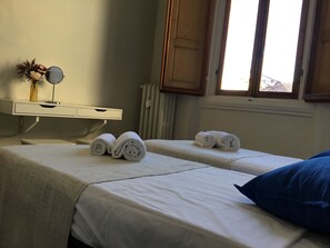 Standard-Apartment, 2 Schlafzimmer | 1 Schlafzimmer, Schreibtisch, Bügeleisen/Bügelbrett, Babybetten