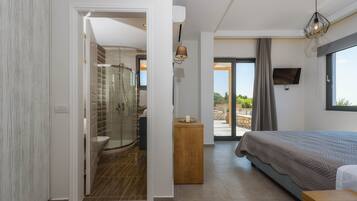 Apartment, 3 Bedrooms, Private Pool | Bathroom | Free toiletries, hair dryer, towels