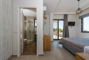 Appartement, 3 slaapkamers, privézwembad | Badkamer | Gratis toiletartikelen, een haardroger, handdoeken