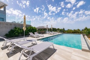 Seasonal outdoor pool, pool umbrellas, sun loungers - Alonaki Apartments (Zakynthos)