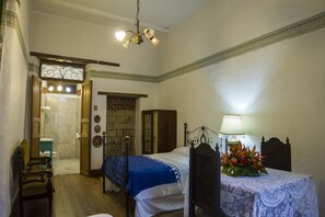 Luxury-Dreibettzimmer, Nichtraucher (Messina) | Individuell dekoriert, Schreibtisch, Bügeleisen/Bügelbrett