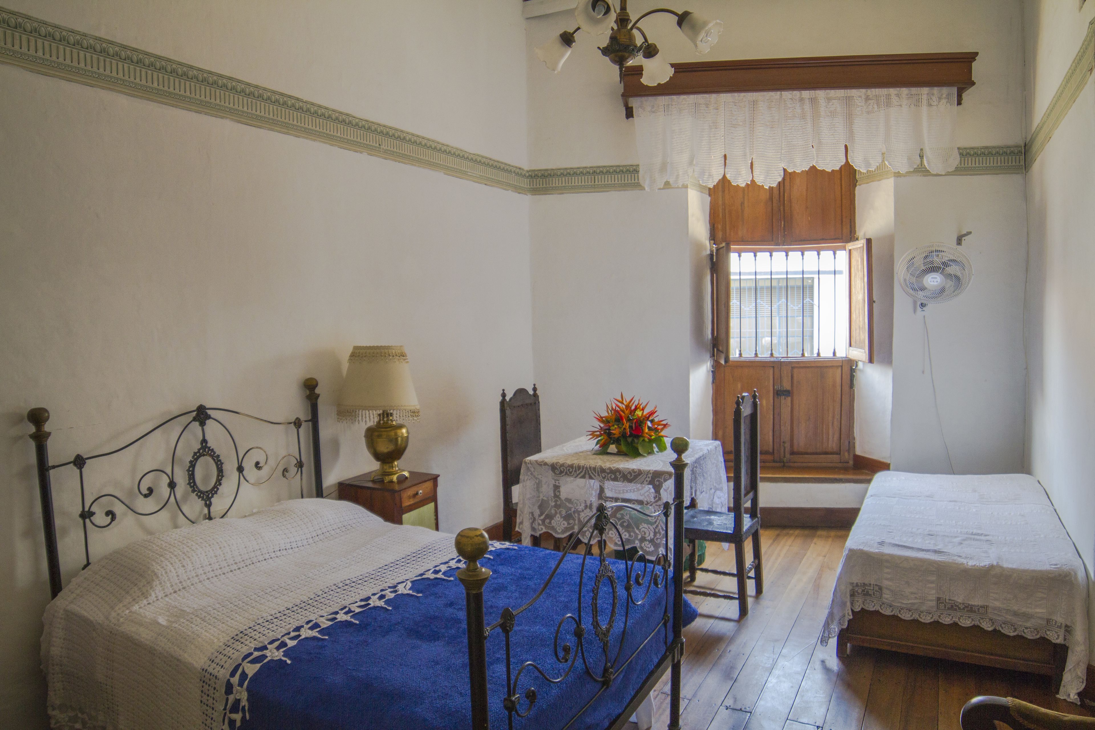 Luxury-Dreibettzimmer, Nichtraucher (Messina) | Individuell dekoriert, Schreibtisch, Bügeleisen/Bügelbrett