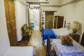 Luxury-Dreibettzimmer, Nichtraucher (Messina) | Individuell dekoriert, Schreibtisch, Bügeleisen/Bügelbrett